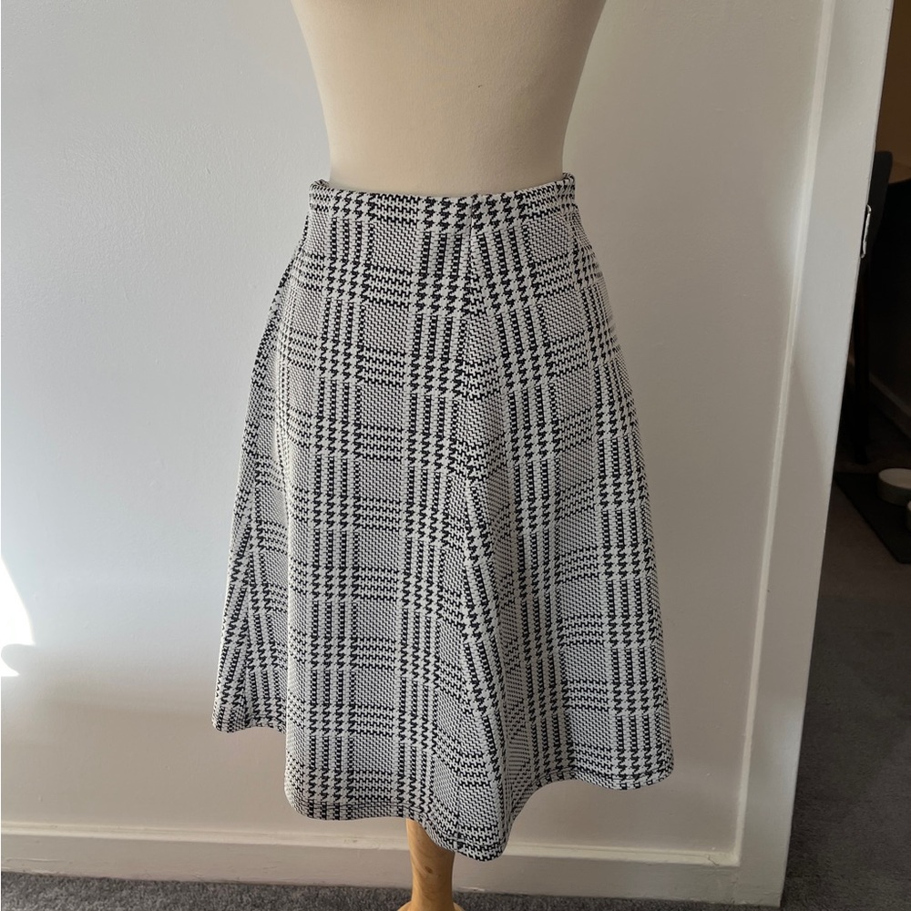 Renee C. A line black and white houndstooth skirt, size not listed